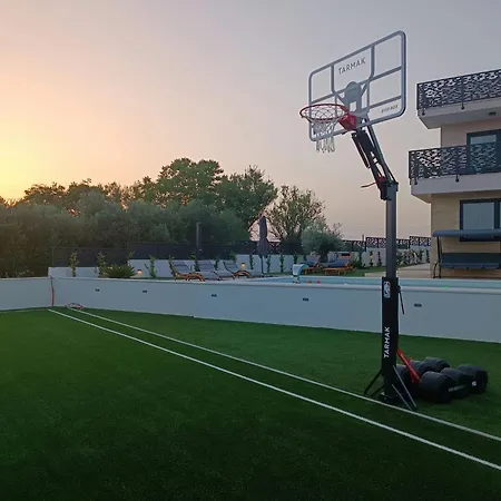 Kate Zadarvillas *