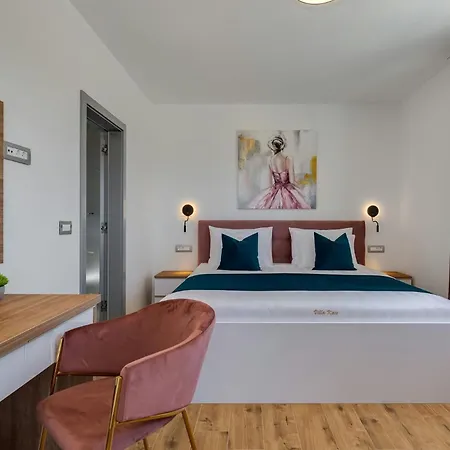 Kate Zadarvillas *