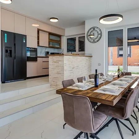 Kate Zadarvillas * Knezevic