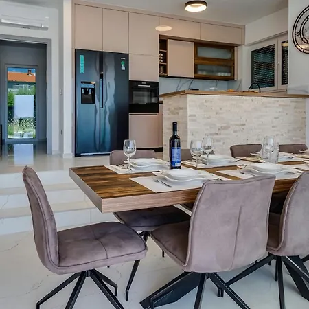 Kate Zadarvillas Knezevic