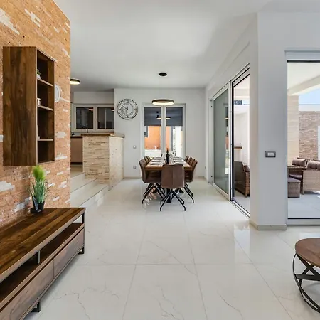 Kate Zadarvillas * Knezevic