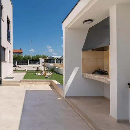 Kate Zadarvillas * Knezevic