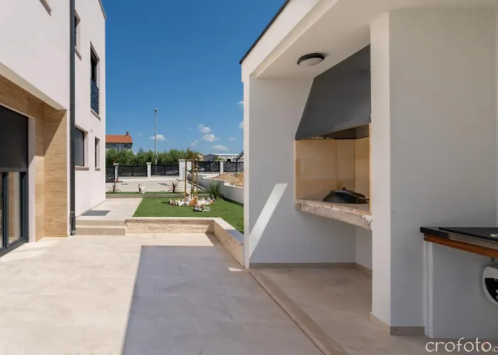 Kate Zadarvillas * Knezevic